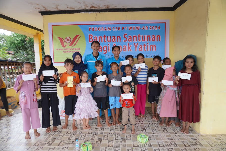 PENYERAHAN BANTUAN: Penyerahan bantuan kepada anak-anak yatim piatu di sekitar perusahaan yang dilakukan PT. WHW AR.