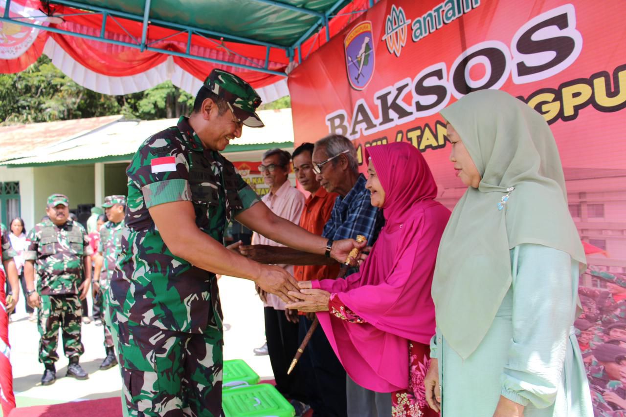 BANTUAN : Pangdam XII Tanjungpura, Mayjen TNI Iwan Setiawan berkesempatan memberikan simbolis bantuan berupa paket Sembako.