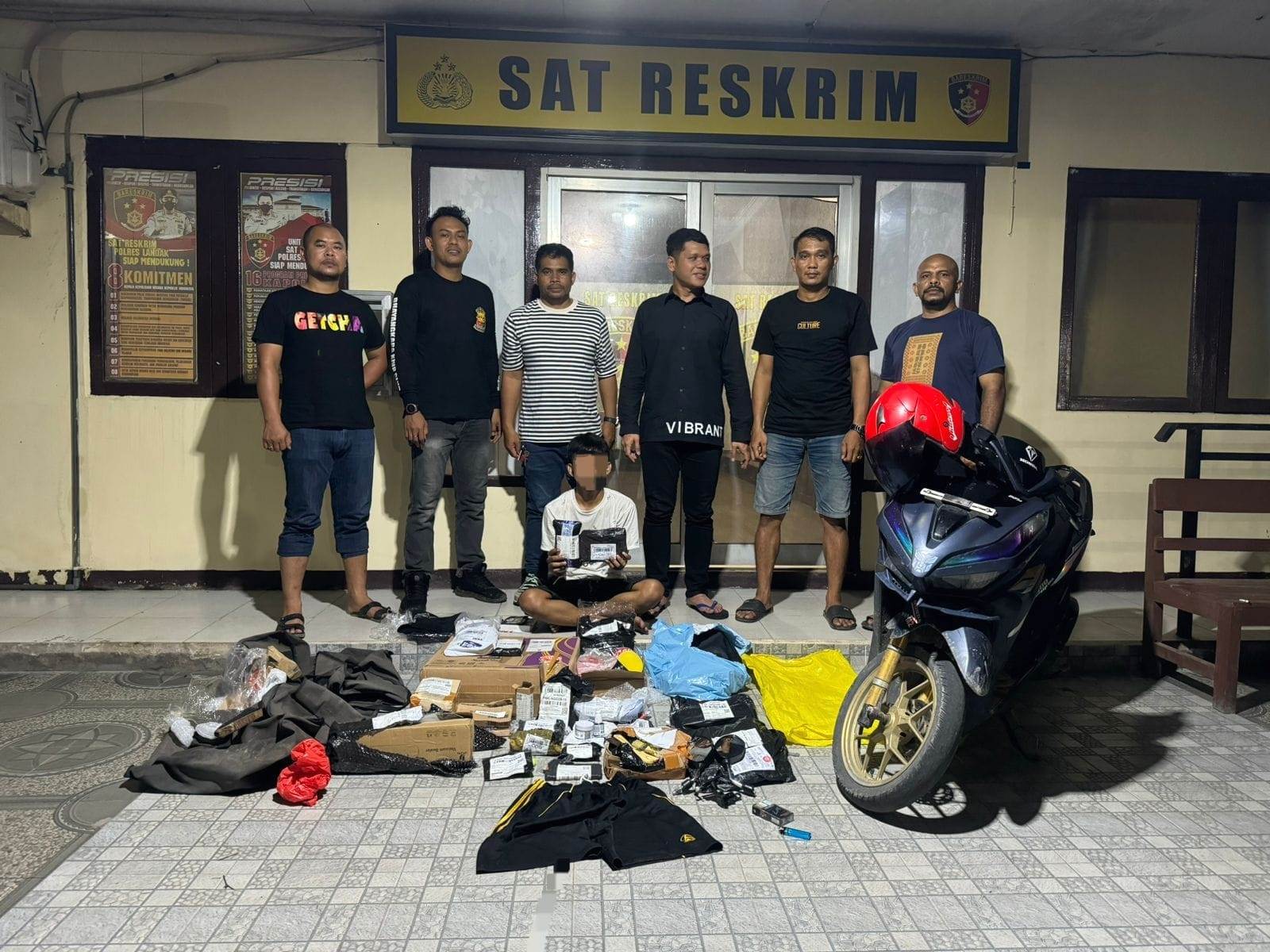 TERTANGKAP: Sempat kejar-kejaran dengan polisi, pelaku pencurian motor kurir JNT akhirnya berhasil diamankan di Mapolres Landak, Rabu (29/5).
