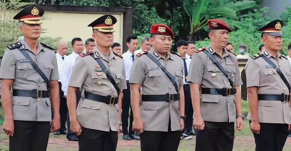 SERTIJAB: Upacara Sertijab sejumlah pejabat Polres Sambas di Mapolres Sambas, Rabu (29/5).