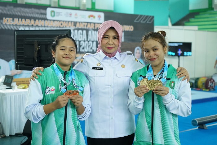MEDALI: Kepala Disporapar Kalbar Windy Prihastari bersama dua atlet PPLP Kalbar yang berhasil menyumbangkan medali pada Kejurnas Cabor Angkat Besi antar PPLP/D, dan SKO Tahun 2024.