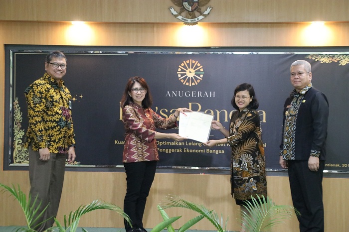 PENGHARGAAN: Pj Gubernur Kalbar, Harisson saat menghadiri Anugerah Reksa Bandha DJKN Kalbar Tahun 2023 yang digelar di Kanwil DJKN Kalbar, Kamis (30/5).