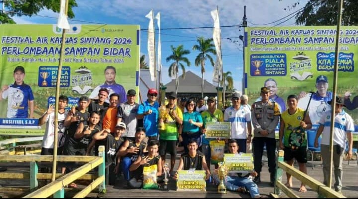 TUTUP FESTIVAL : Kepala Dinas Pemuda, Olahraga dan Pariwisata Kabupaten Sintang Hendrika saat menutup Festival Air Kapuas Sintang Lomba Sampan Bidar.&nbsp;