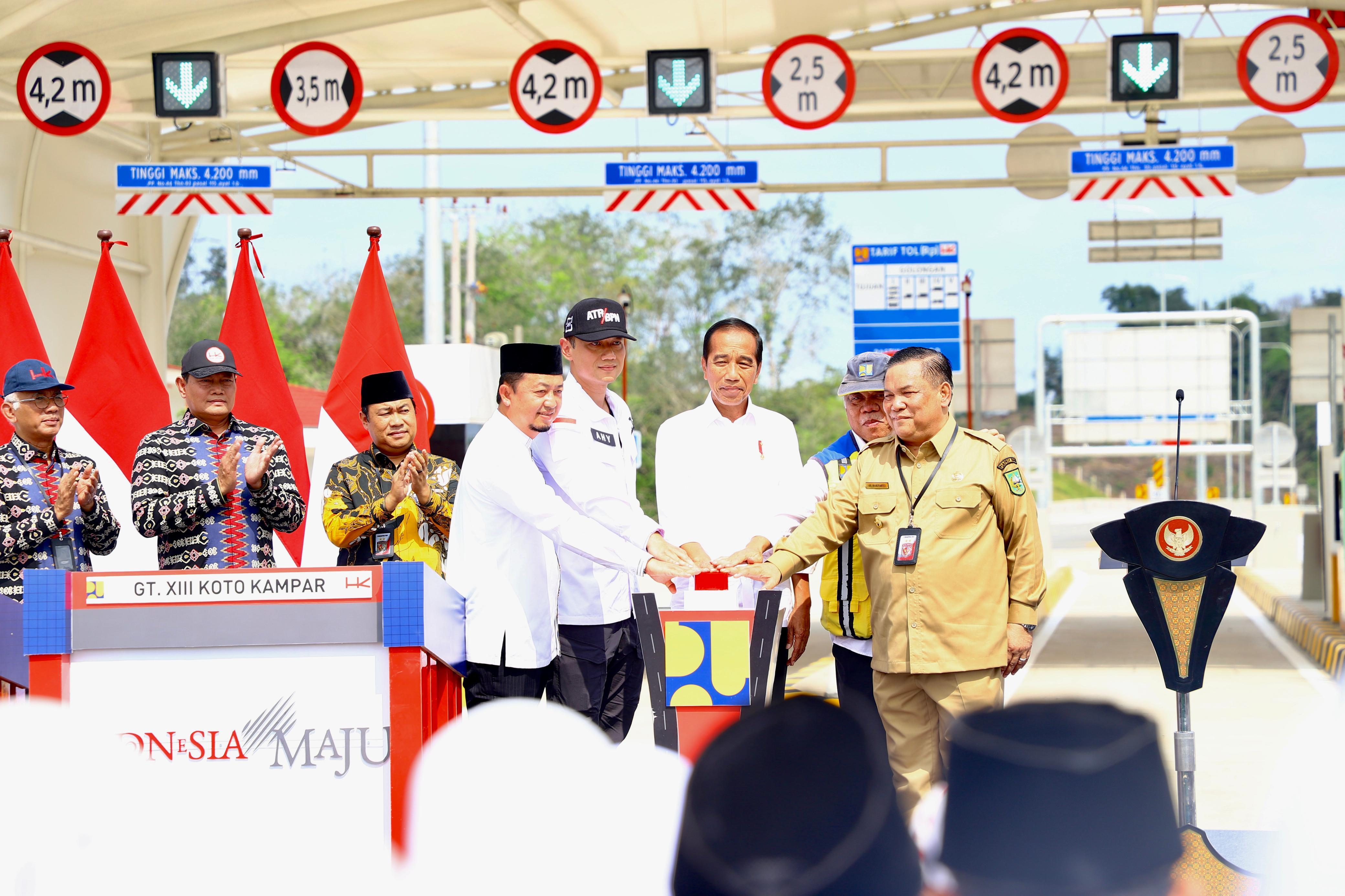 Joko Widodo meresmikan Tol Pekanbaru-Padang, ruas Bangkinang-XIII Koto Kampar, Jumat (31/05).
