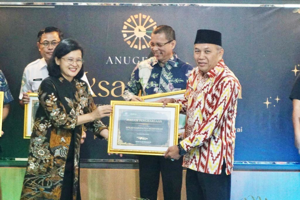Prestasi: Penjabat Sekda Pemkab Mempawah saat menerima penghargaan DJKN Kalbar.