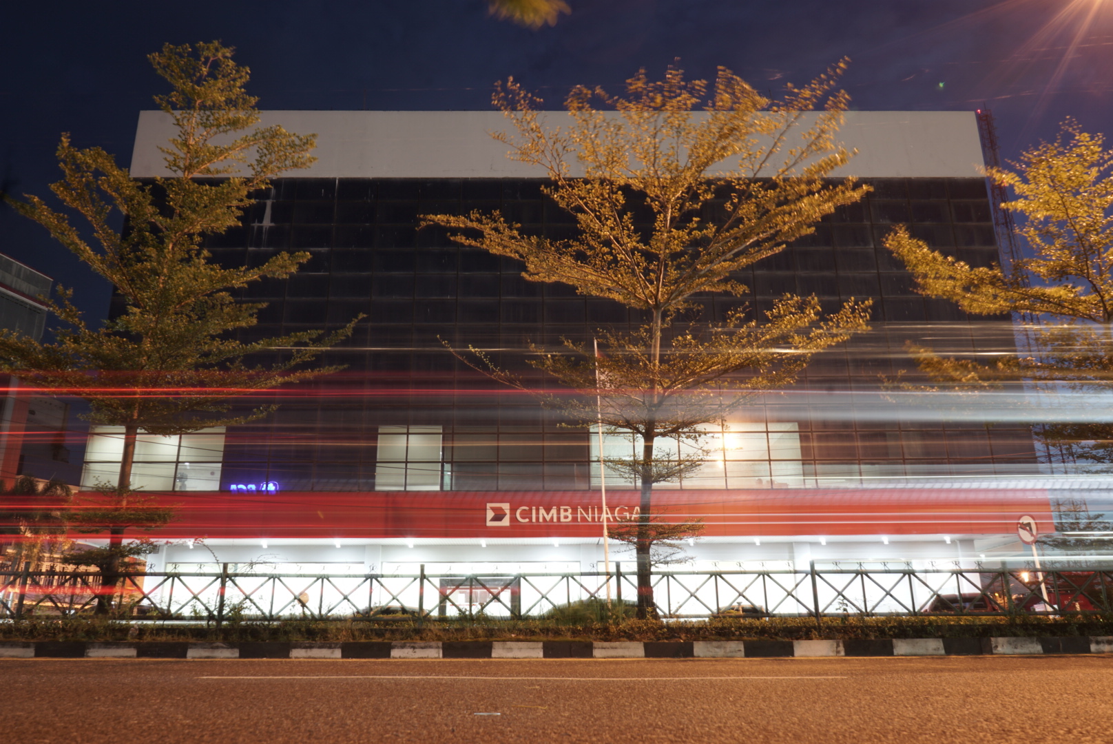 CIMB NIAGA: Suasana lalu lalang di Kantor Cabang CIMB Niaga Pontianak, Jl Nusa Indah.