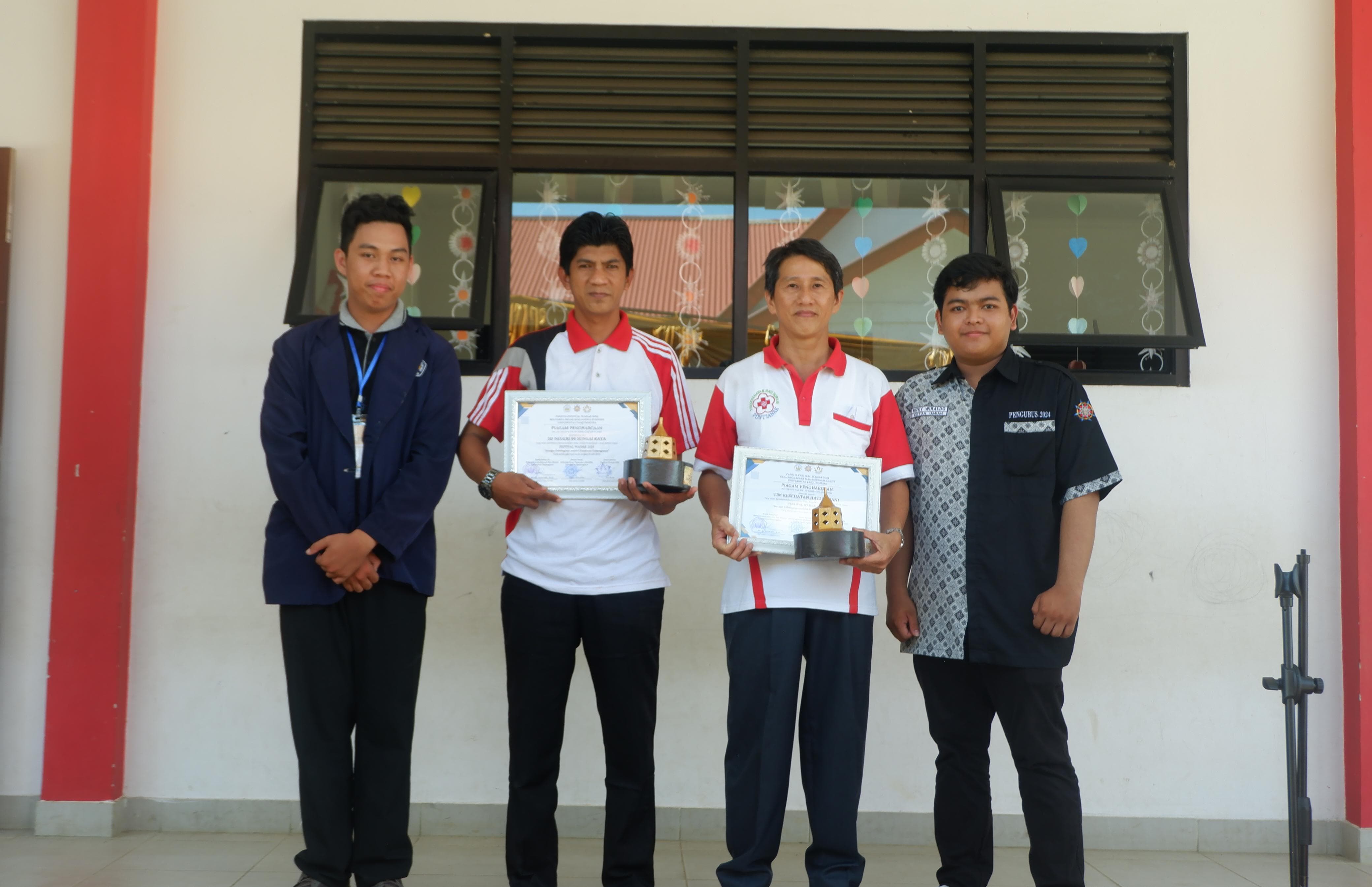 Penyerahan Plakat dan Piagam Penghargaan kepada Tim Kesehatan Hati Nurani dan SDN 04 Sungai Raya