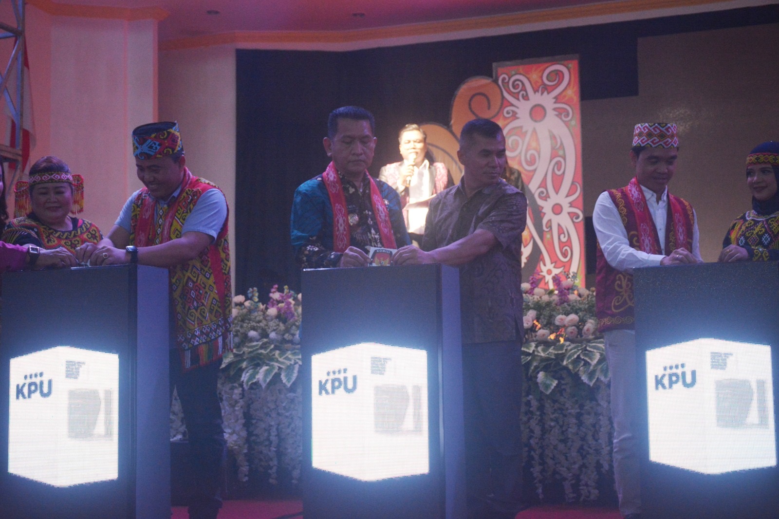 LUNCURKAN: Peluncuran Pilkada Landak 2024 di Aula Kantor Bupati Landak Kamis (30/5) malam.