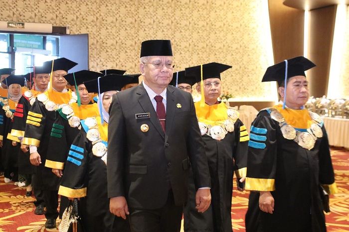 PENGUKUHAN: Pj Gubernur, Harisson saat menghadiri pengukuhan delapan guru besar IAIN Pontianak&nbsp;di&nbsp;Hotel Qubu Resort, Jumat (31/5).
