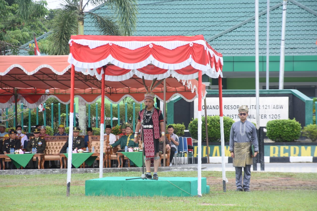 HARLAH PANCASILA: Pemerintah Kabupaten Sintang saat menggelar upacara peringatan Hari Lahir Pancasila di Lapangan Kodim 1205 Sintang, Sabtu (1/6).