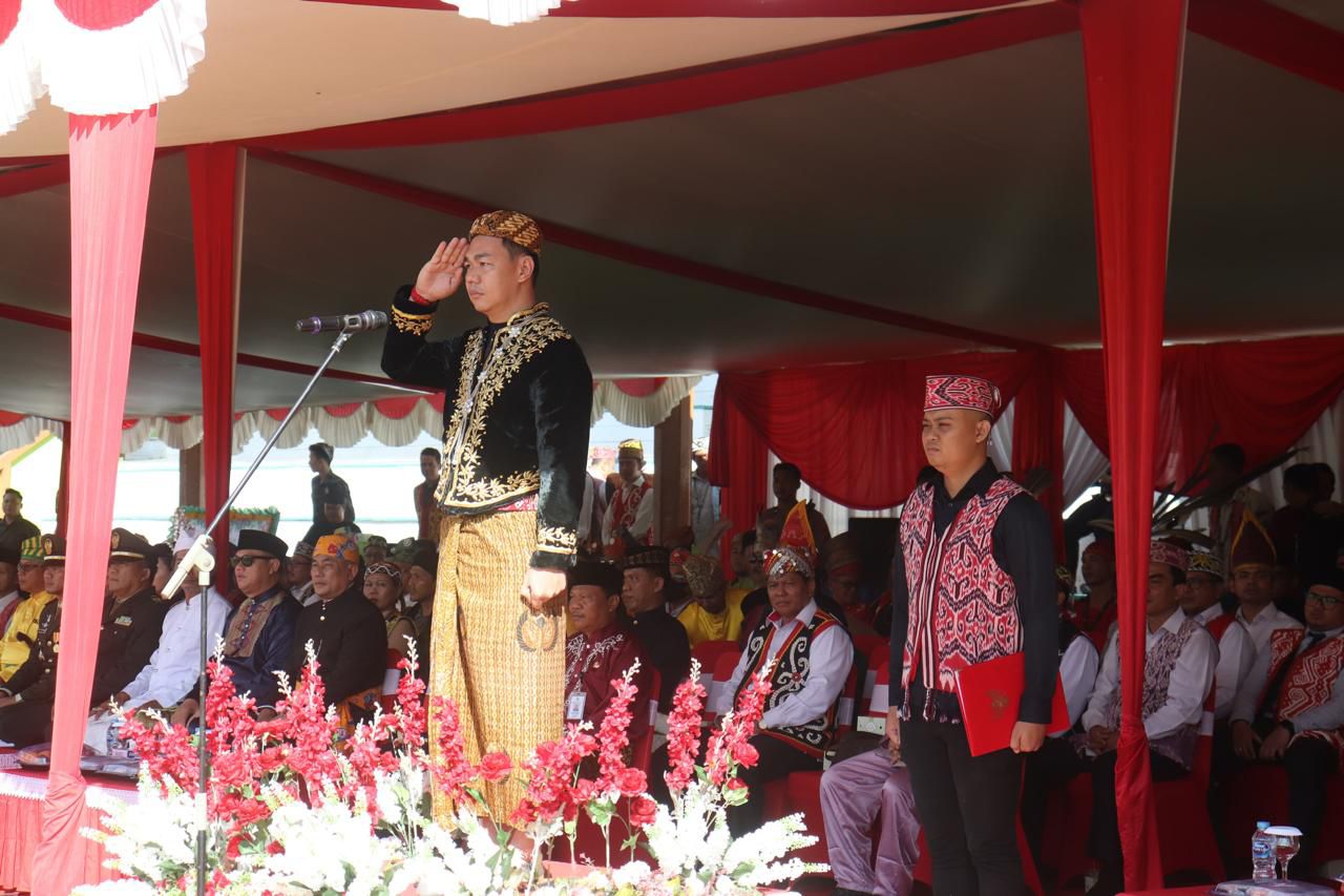 ADAT JAWA : Bupati Kapuas Hulu mengenakan pakaian adat Jawa saat memperingati Harlah Pancasila.