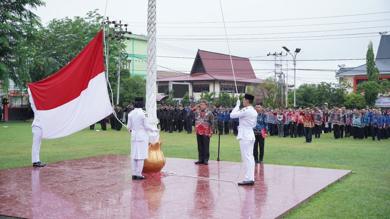 UPACARA: Peringatan Hari Lahir Pancasila 2024 yang dipimpin Penjabat (Pj) Bupati Sanggau Suherman, Sabtu (1/6).