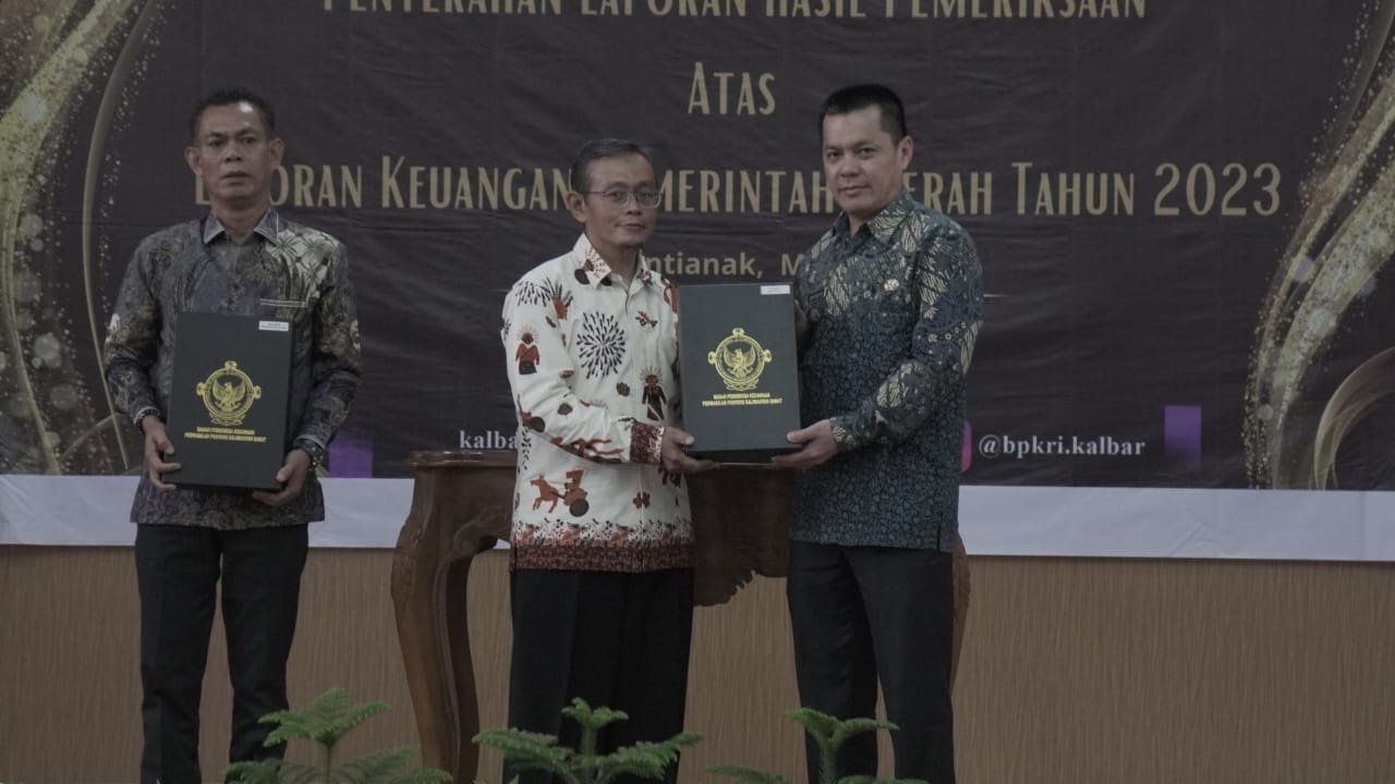 LKPD: Penyerahan Hasil LKPD dilakukan secara langsung oleh Kepala Perwakilan BPK Kalbar, Wahyu Priyono kepada Penjabat Bupati Kayong Utara, Romi Wijaya.