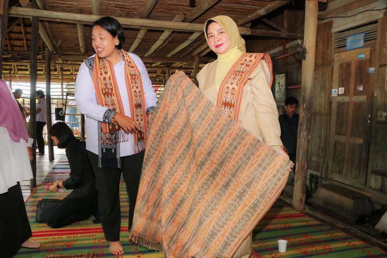 TENUN:&nbsp;Pj&nbsp;Ketua&nbsp;Dekranasda&nbsp;Kalbar&nbsp;Windy&nbsp;Prihastari&nbsp;saat mengunjungi para perajin tenun ikat Sintang yang tinggal di&nbsp;Desa&nbsp;Wisata&nbsp;Ensaid&nbsp;Panjang,&nbsp;Kabupaten&nbsp;Sintang.