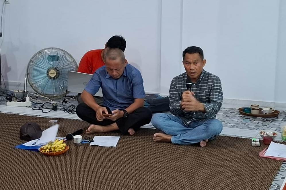 RAPAT: Mas Yusmidi saat memimpin rapat dengan jajaran pengurus baru Askab PSSI Mempawah.