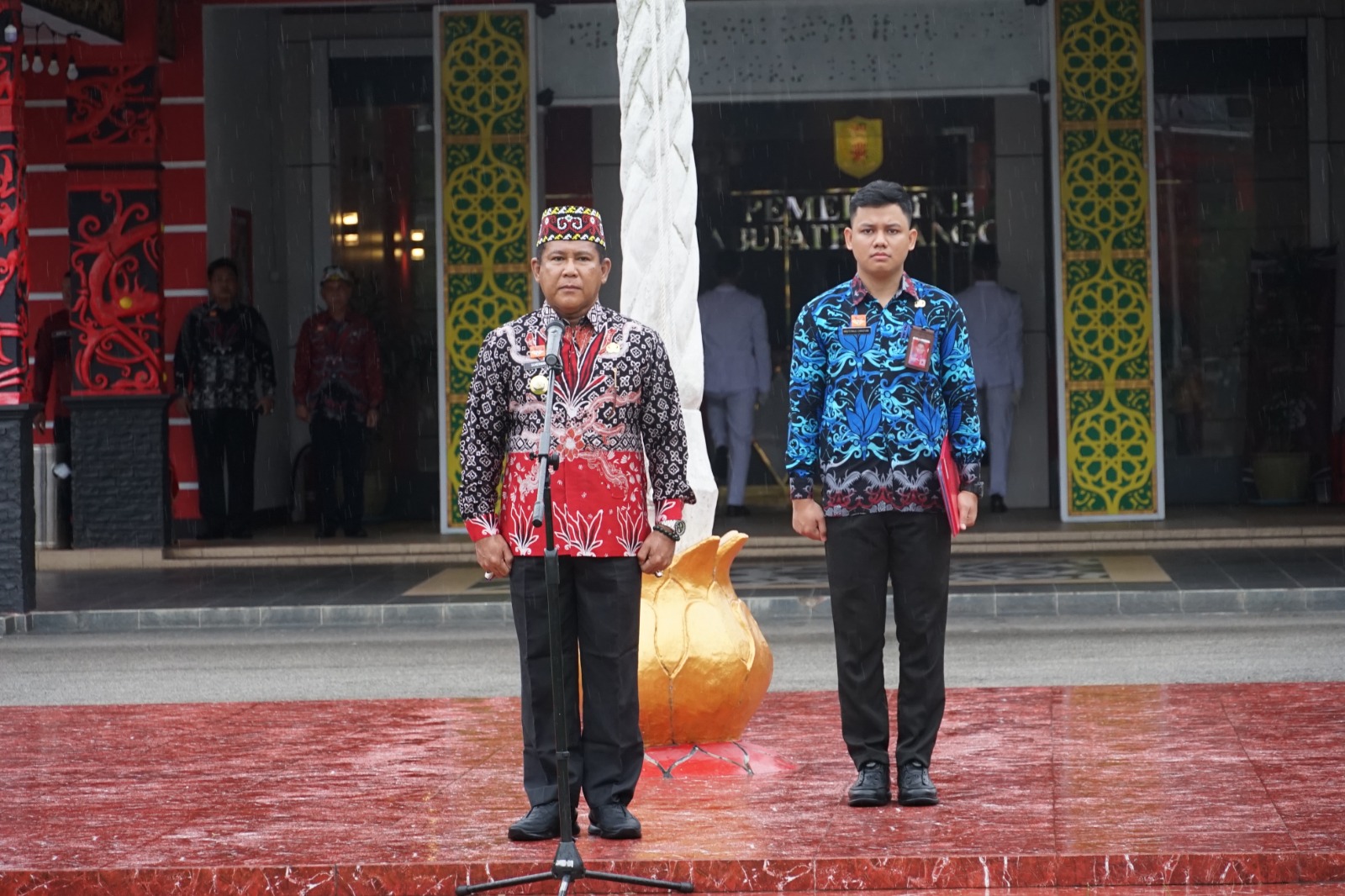 BATIK: Pj Bupati Sanggau, Suherman mengenakan Batik Sabang Merah saat memimpin upacara di Halaman Kantor Bupati Sanggau.