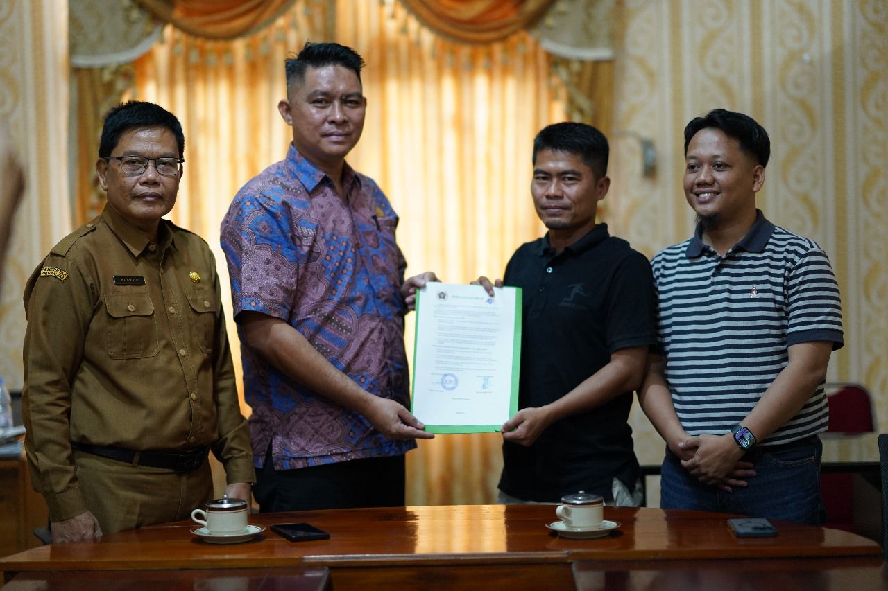 PERNYATAAN SIKAP: Ketua PWI Ketapang, Ahmad Sofi didampingi Ketua AJK, Theo Bernadhi, menyerahkan surat pernyataan sikap terhadap RUU Penyiaran kepada Ketua Komisi II, Uti Royden Top.