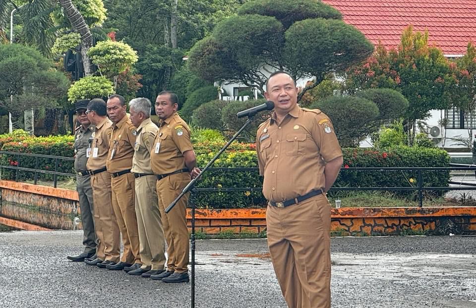 ARAHAN: Sekda Ketapang, Alexander Wilyo memberikan arahan saat memimpin apel, Senin (3/6) pagi.