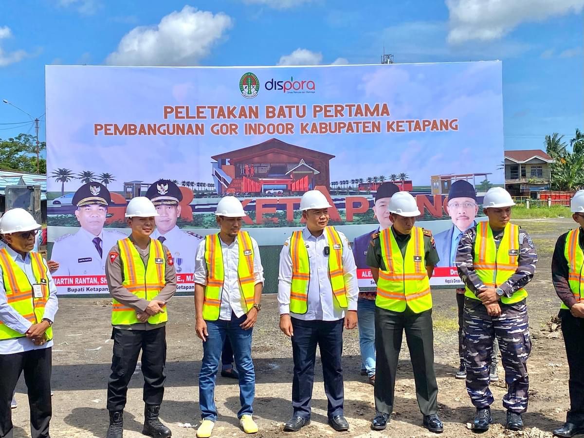 PEMBANGUNAN GOR: Sekda Ketapang, Alexander Wilyo, didampingi Forkopimda meletakkan batu pertama pembangunan GOR Indoor di Desa Payak Kumang, Kecamatan Delta Pawan, Rabu (5/6).
