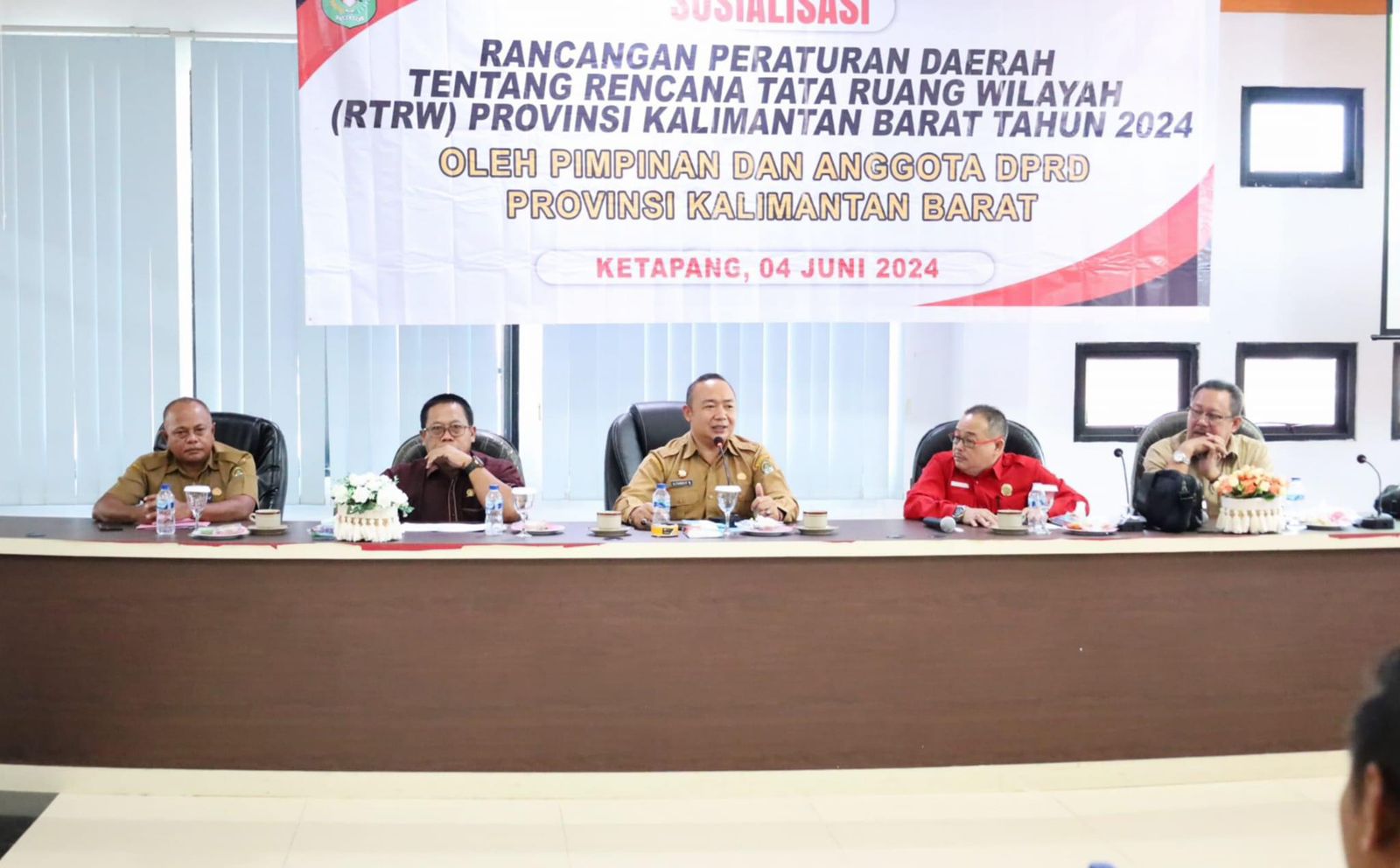 SOSIALISASI : Sekda Ketapang, Alexander Wilyo, membuka sosialisasi Raperda RTRWP Kalbar, Selasa (4/6).