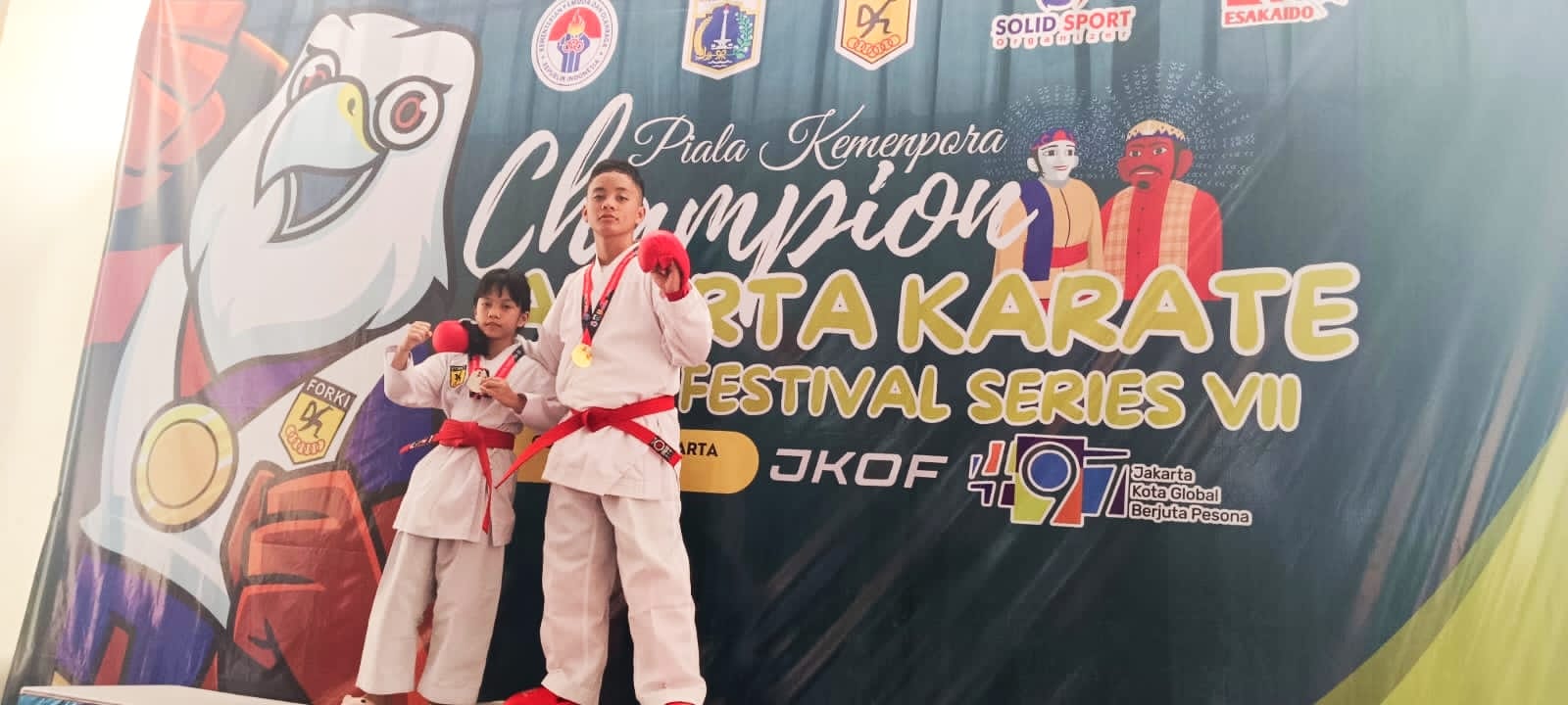 Alexander Bryan Verne dan Cassandra Bellvania Christabel Verne meraih medali emas dan perak di Kejuaraan Piala Kemenpora RI pada Jakarta Karate Open & Festival 7th 2024.