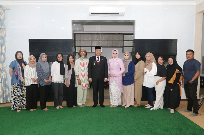 BERSAMA&nbsp;: Pj Gubernur Harisson bersama Pj Ketua Dekranasda Kalbar Windy Prihastari foto bersama tim Pekan Tenun Kalbar&nbsp;2024, Senin (3/6).