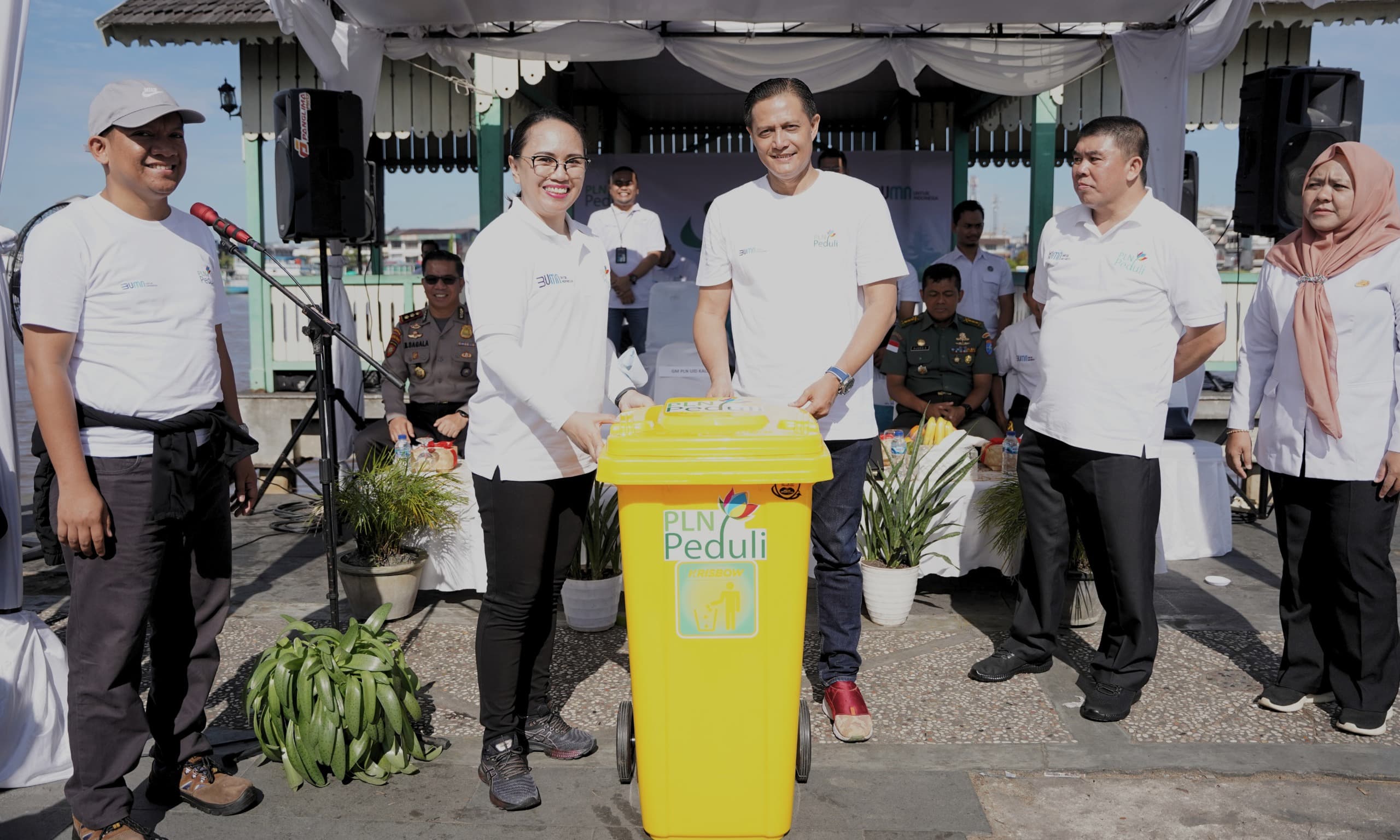 GM PLN UID Kalbar, Joice Lanny Wantania (kedua dari kiri) menyerahkan tempat sampah untuk lingkungan Istana Keraton Kadariah kepada Sultan Pontianak ke-IX, Syarif Machmud Melvin Alkadrie.