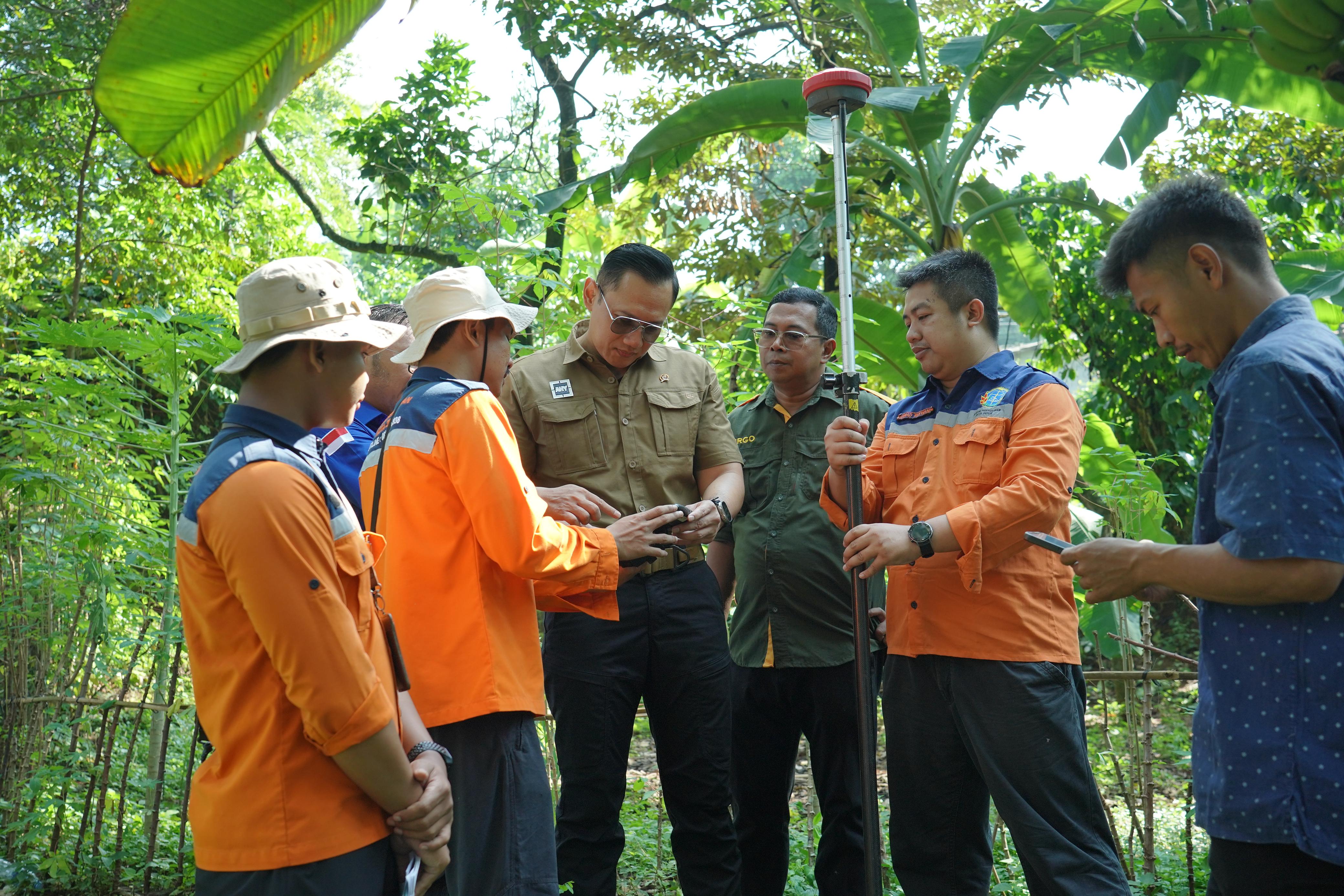 Menteri ATR/Kepala BPN mengikuti dengan cermat keseluruhan proses pengukuran tujuh bidang tanah yang total luasnya mencapai 2.000 meter persegi ini.