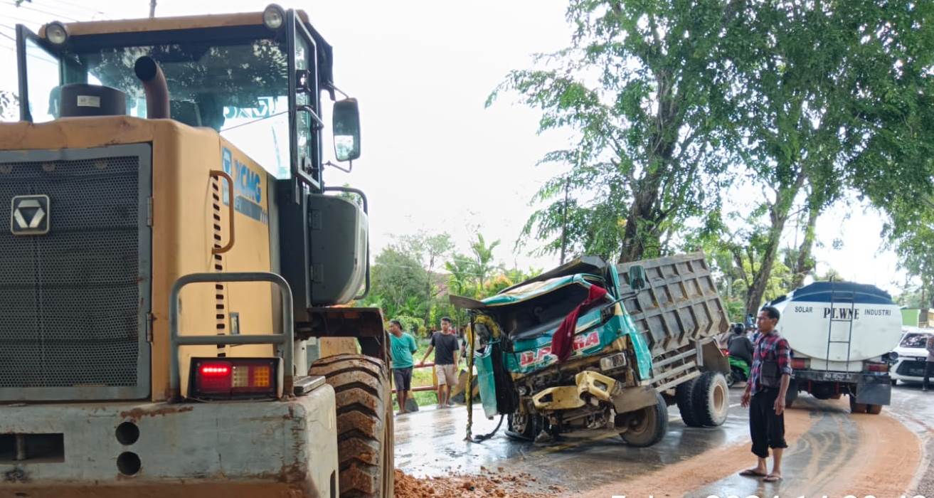 KECELAKAAN: Salah satu dump truk rusak parah dalam insiden kecelakaan tersebut.