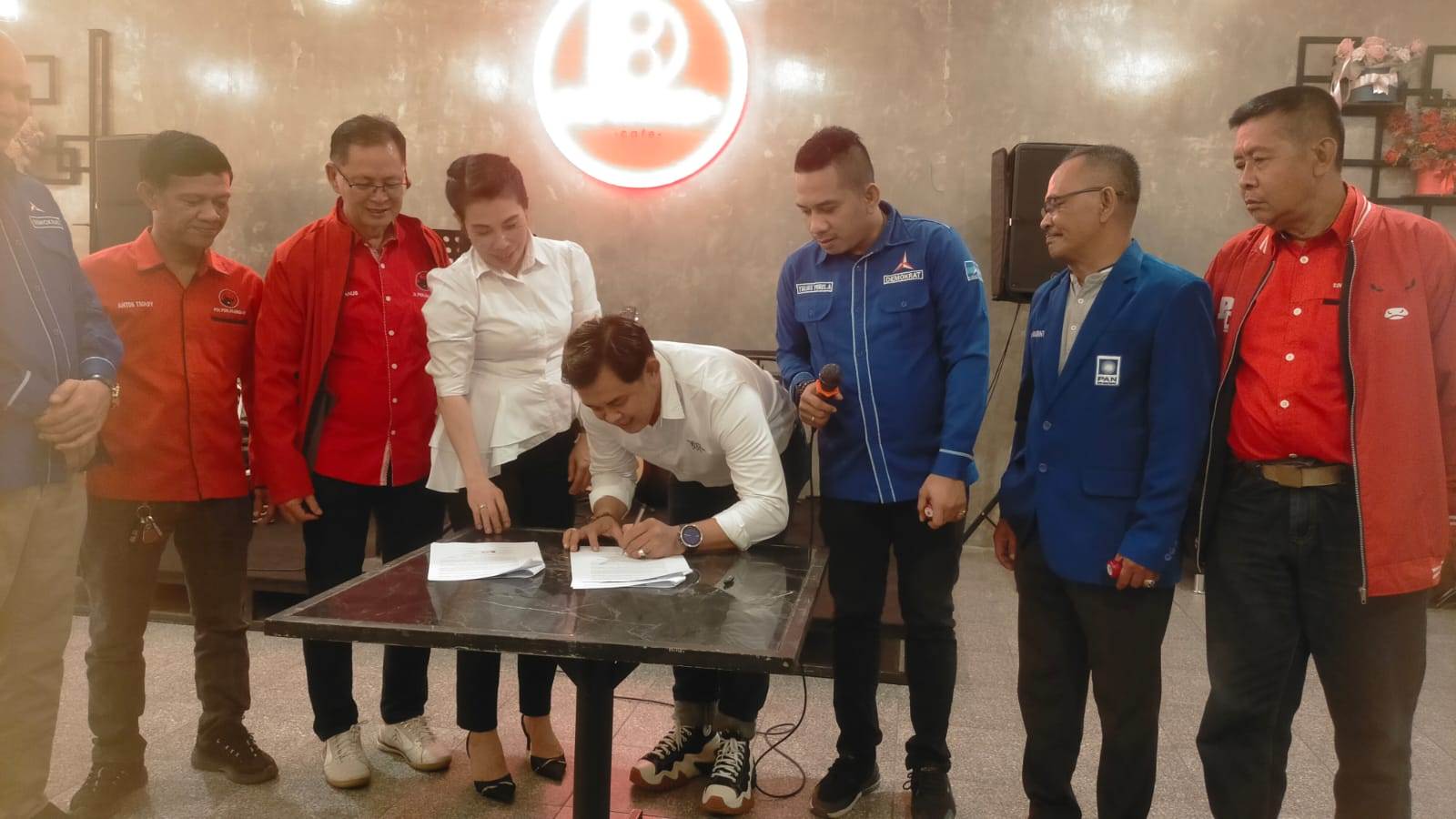 UMUMKAN: PAN dan Demokrat Singkawang mendklarasikan bakal pasangan calon Tjhai Chui Mie-Muhammadin untuk maju di Pilwako Singkawang, Selasa (4/6) malam.