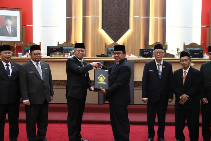 OPINI WTP : Pj Gubernur Kalbar, Harisson menerima LHP BPK-RI atas LKPD Pemprov Kalbar dari Auditor Utama Keuangan Negara (Tortama) VI BPK-RI Laode Nusriadi di Kantor DPRD Kalbar, Kamis (6/6).