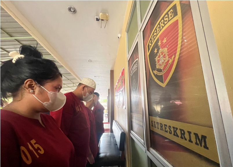 Satreskrim Polresta Pontiananak menggelar konferensi pers terkait pencurian sepeda motor, Kamis (6/6). Dari hasil tangkapan diamankan pasangan suami istri dan sejumlah barang bukti.