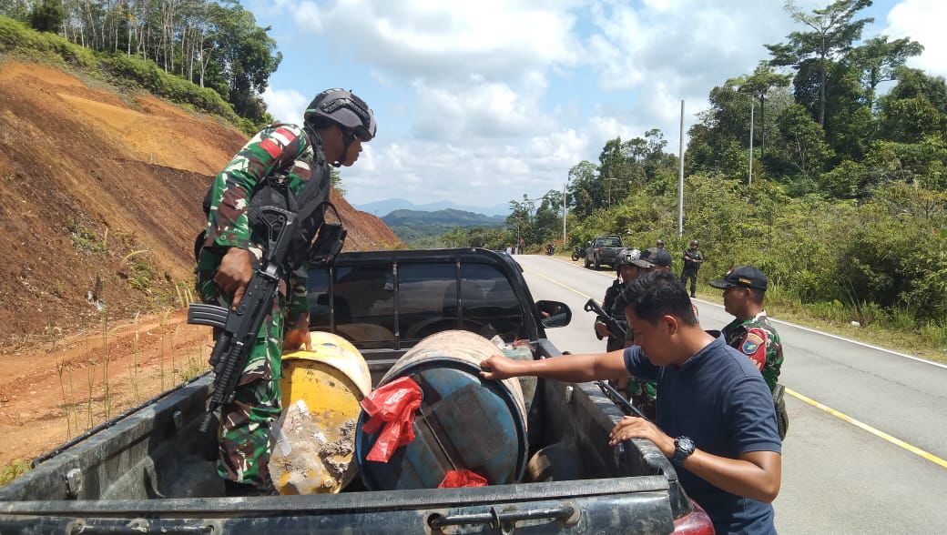 SWEEPING: Sweeping yang dilakukan oleh Kodim Putussibau bersama Satgas Pamtas di jalan perbatasan Indonesia-Malaysia.