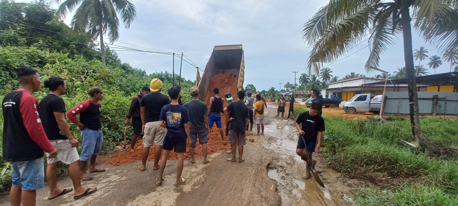 RUSAK: Kondisi jalan Provinsi Kalbar di Kayong Utara mengalami kerusakan cukup parah.