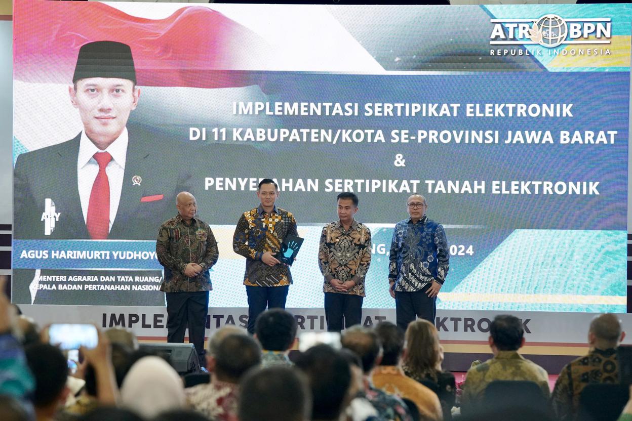 Menteri ATR/BPN, Agus Harimurti Yudhoyono saat peluncuran Implementasi Layanan Elektronik di 11 Kantah se-Jawa Barat.