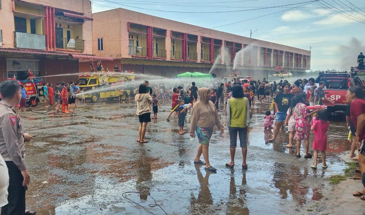 PERANG AIR: Kemeriahan warga Tionghoa di Sungai Pinyuh menggelar perang air.