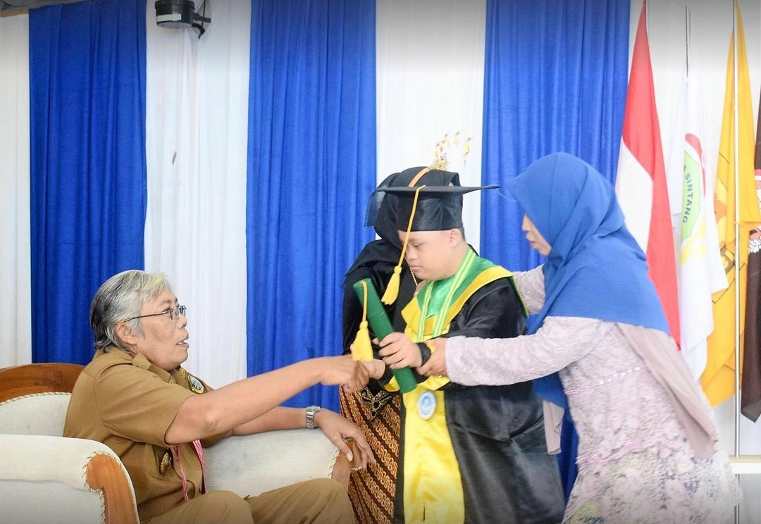HADIR : Bupati Sintang, dr. Jarot Winarno, menghadiri kegiatan Wisuda Sekolah Luar Biasa Negeri 25 Sintang, pada Senin (10/6).