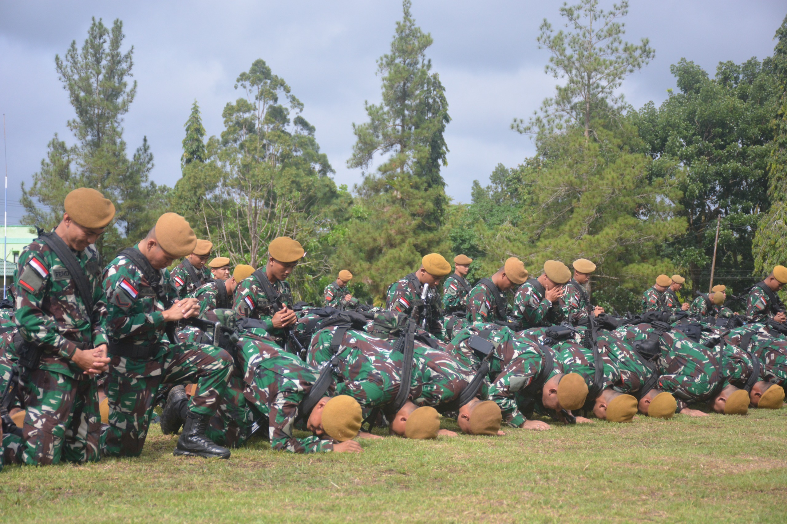 TERHARU: Suasana haru meliputi momen kepulangan prajurit armed/16 Tumbak Kaputing disambut oleh keluarga, Selasa (11/6).