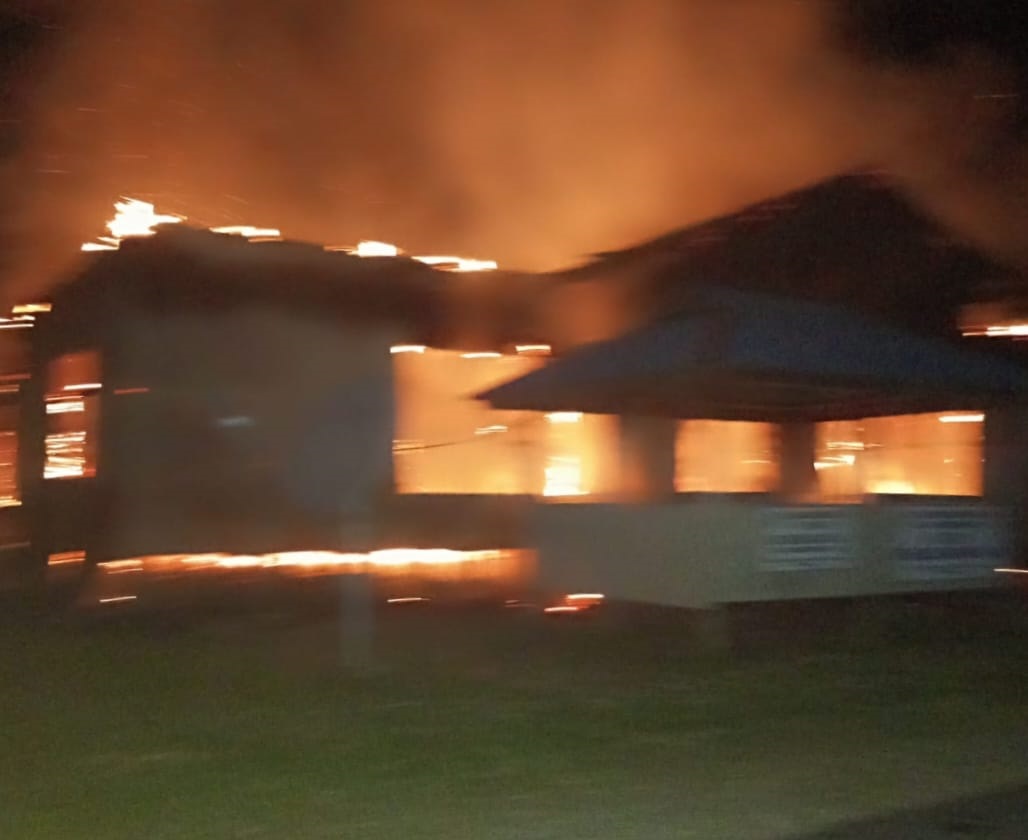 HANGUS TERBAKAR: Kebakaran Kantor Desa Sukamaju, Kecamatan Mentebah beberapa waktu lalu.