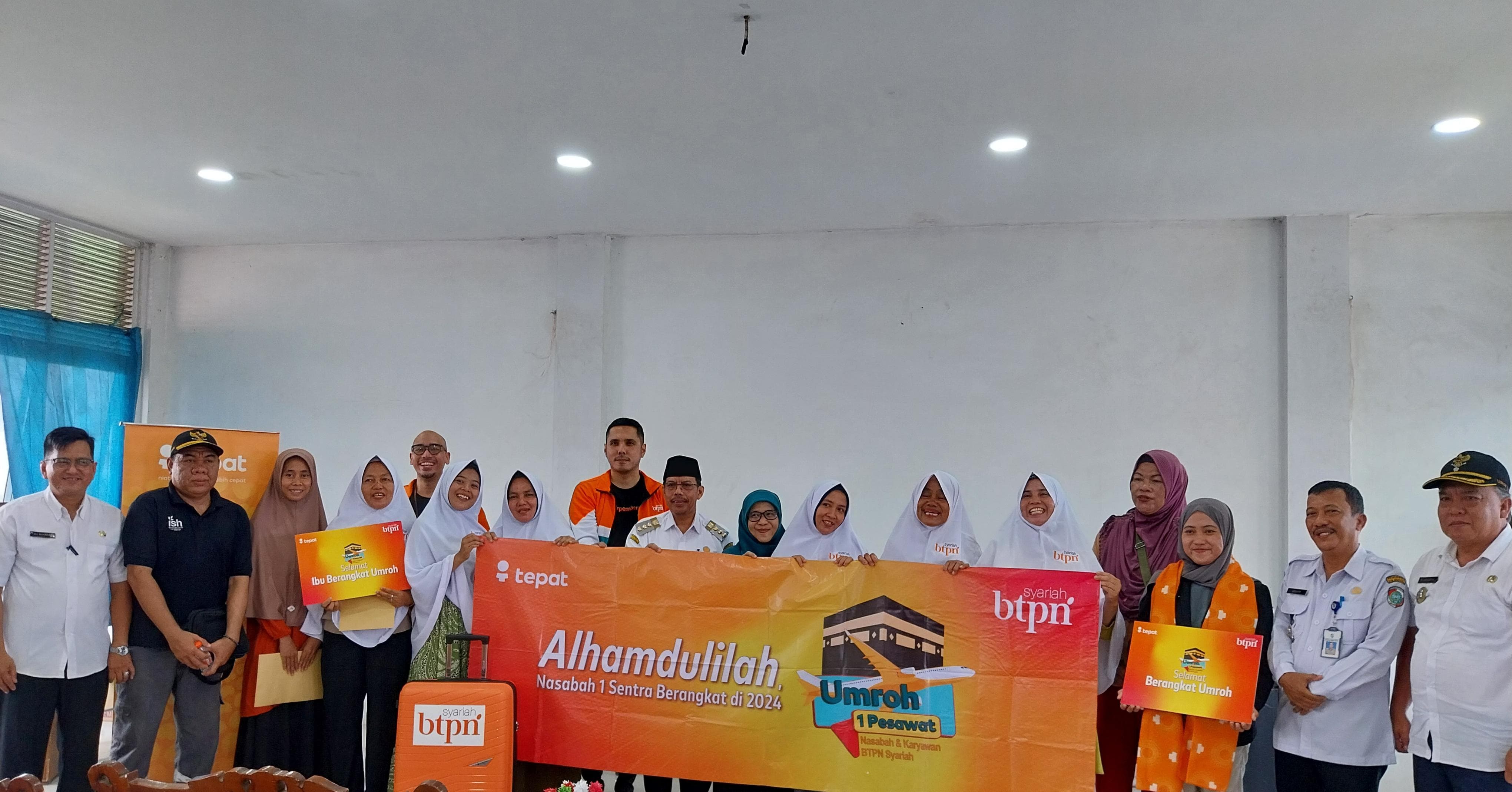 FOTO BERSAMA : Para penerima umrah gratis dari BTPN Syariah saat sesi foto bersama di Aula Kelurahan Sungai Pinyuh, Rabu (12/6).