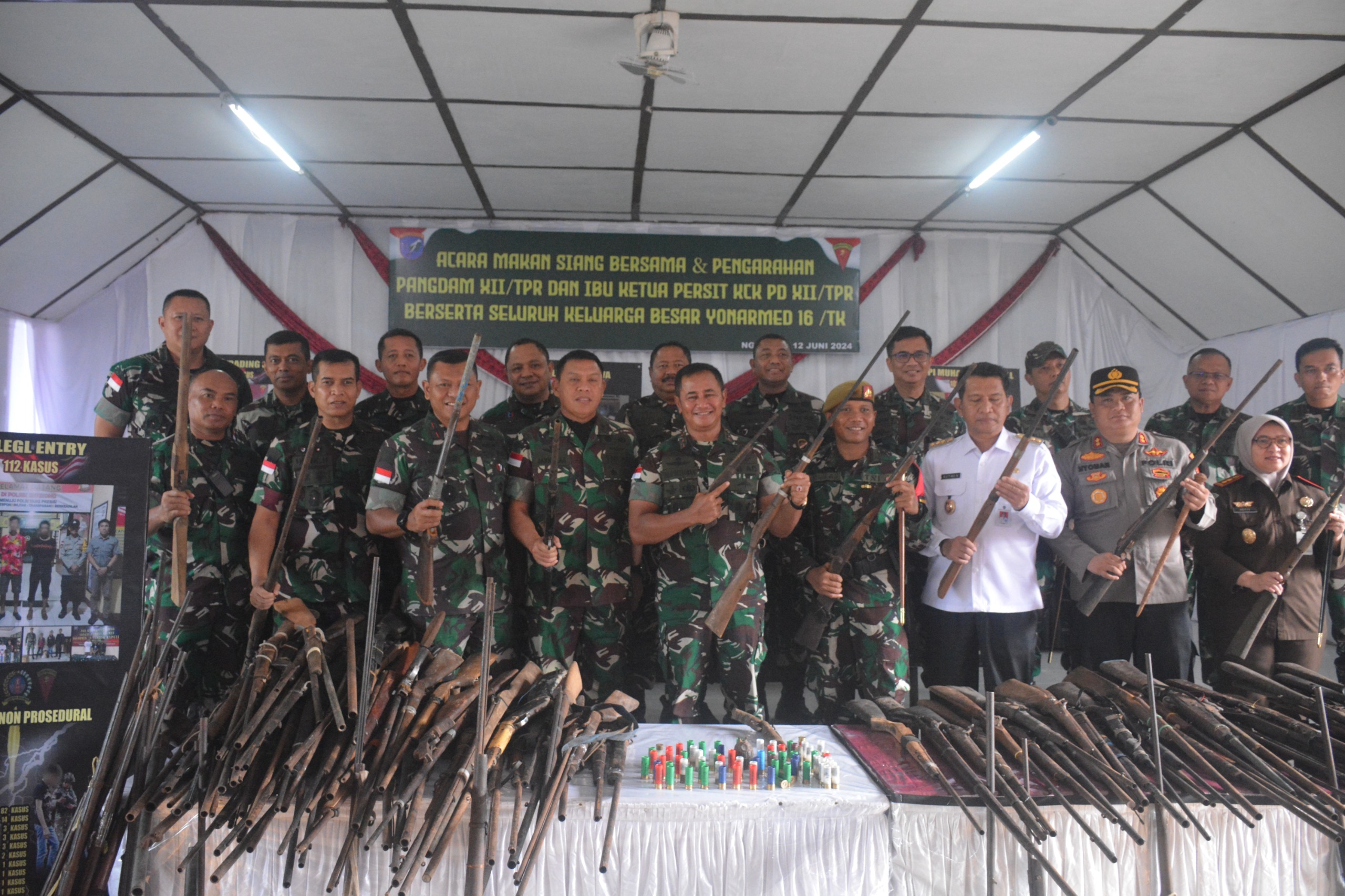 KONPERS: Pangdam XII Tanjungpura Mayjen TNI Iwan Setiawan memimpin konferensi pers hasil tangkapan Satgas Pamtas Yonarmed 16 Tumbak Kaputing di Ngabang, Rabu (12/6).