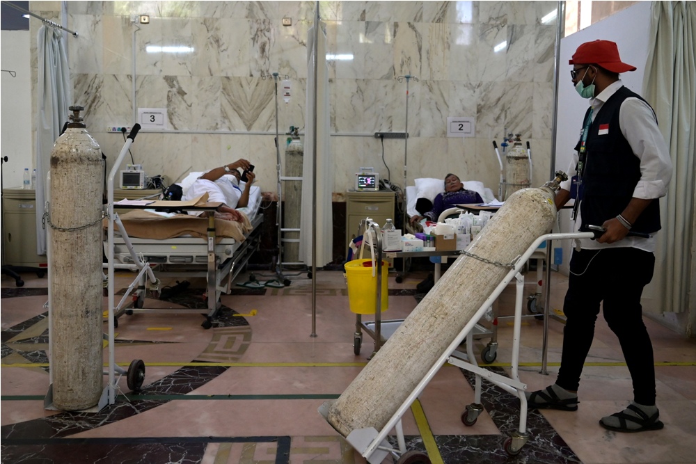 : Petugas kesehatan menyiapkan tabung oksigen di Klinik Kesehatan Haji Indonesia (KKHI) Makkah, Makkah, Arab Saudi, Rabu (12/6/2024).