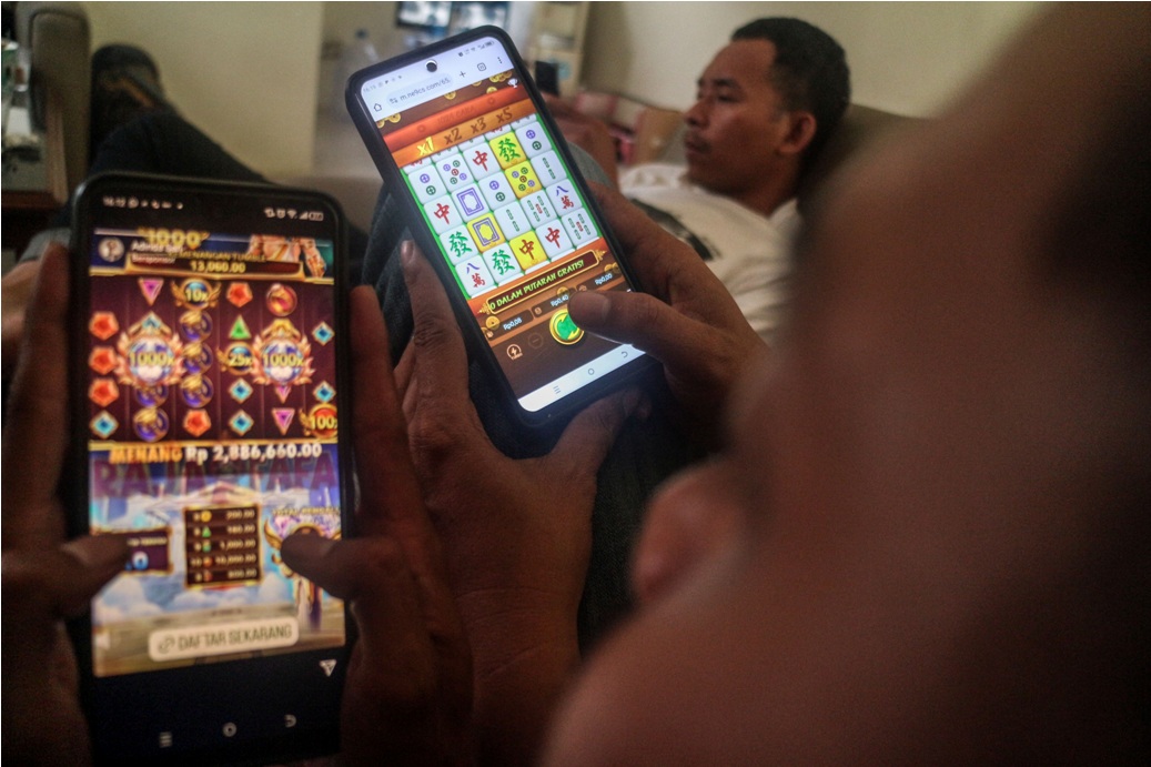 Warga mengakses situs judi online melalui gawainya di Bogor, Jawa Barat, Kamis (30/5/2024). 