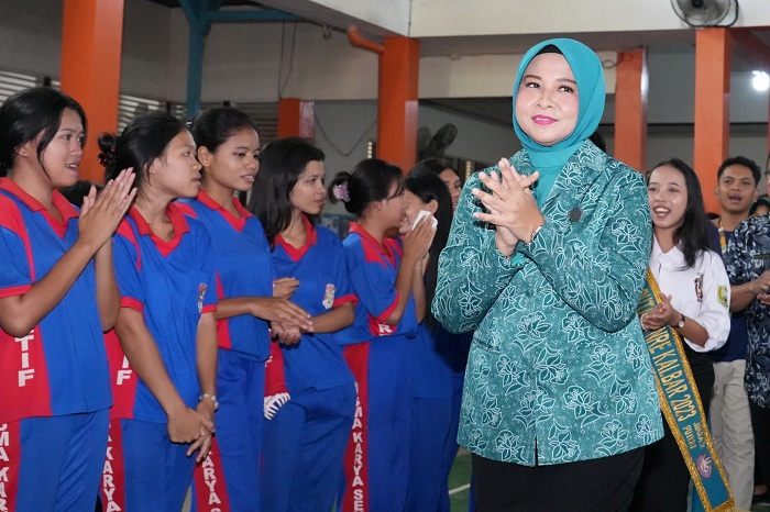 SOSIALISASI: Bunda Genre Kalbar Windy Prihastari saat menyosialisasikan program Inspeksi di SMA Karya, Kabupaten Sekadau, Kamis (13/6).