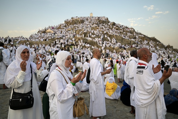 Umat Islam memanjatkan doa menjelang wukuf di Jabal Rahmah, Arafah, Makkah, Arab Saudi, Sabtu (15/6/2024). Jutaan jamaah haji dari berbagai negara berkumpul di Arafah untuk melaksanakan wukuf yang merupakan rukun haji pada prosesi puncak ibadah haji 1445