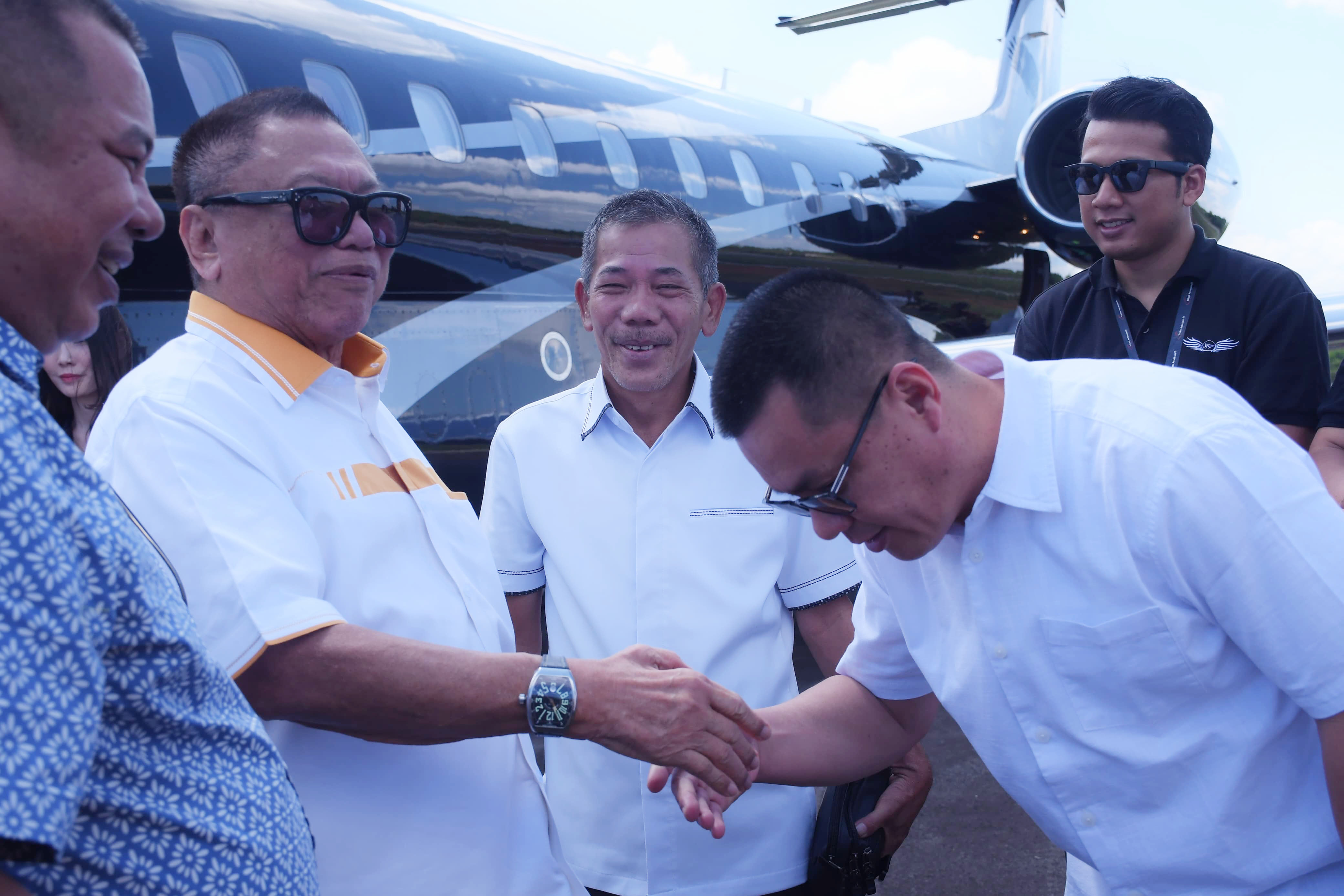 SAMBUT KEDATANGAN : Penjabat (Pj) Bupati Kayong Utara, Romi Wijaya, dan pemerintah Kabupaten Kayong Utara, saat menyambut kedatangan Tokoh Nasional Kalimantan Barat, Oesman Sapta Odang (OSO).