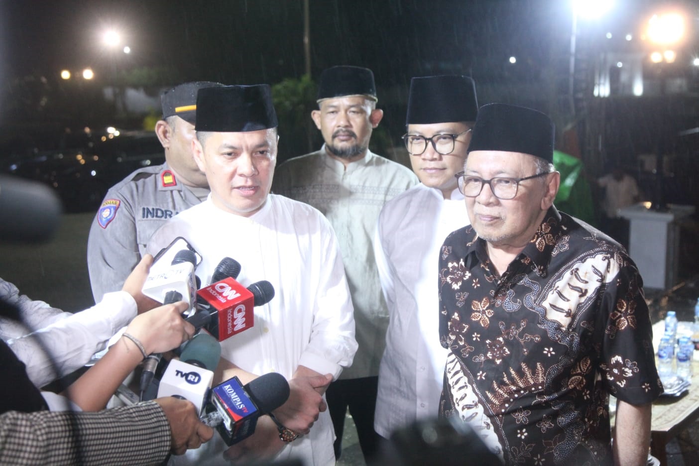 MALAM TAKBIRAN: Penjabat Bupati Kayong Utara, Romi Wijaya, mendampingi Hildi Hamid, mantan Bupati Kayong Utara pada malam takbiran idul adha.