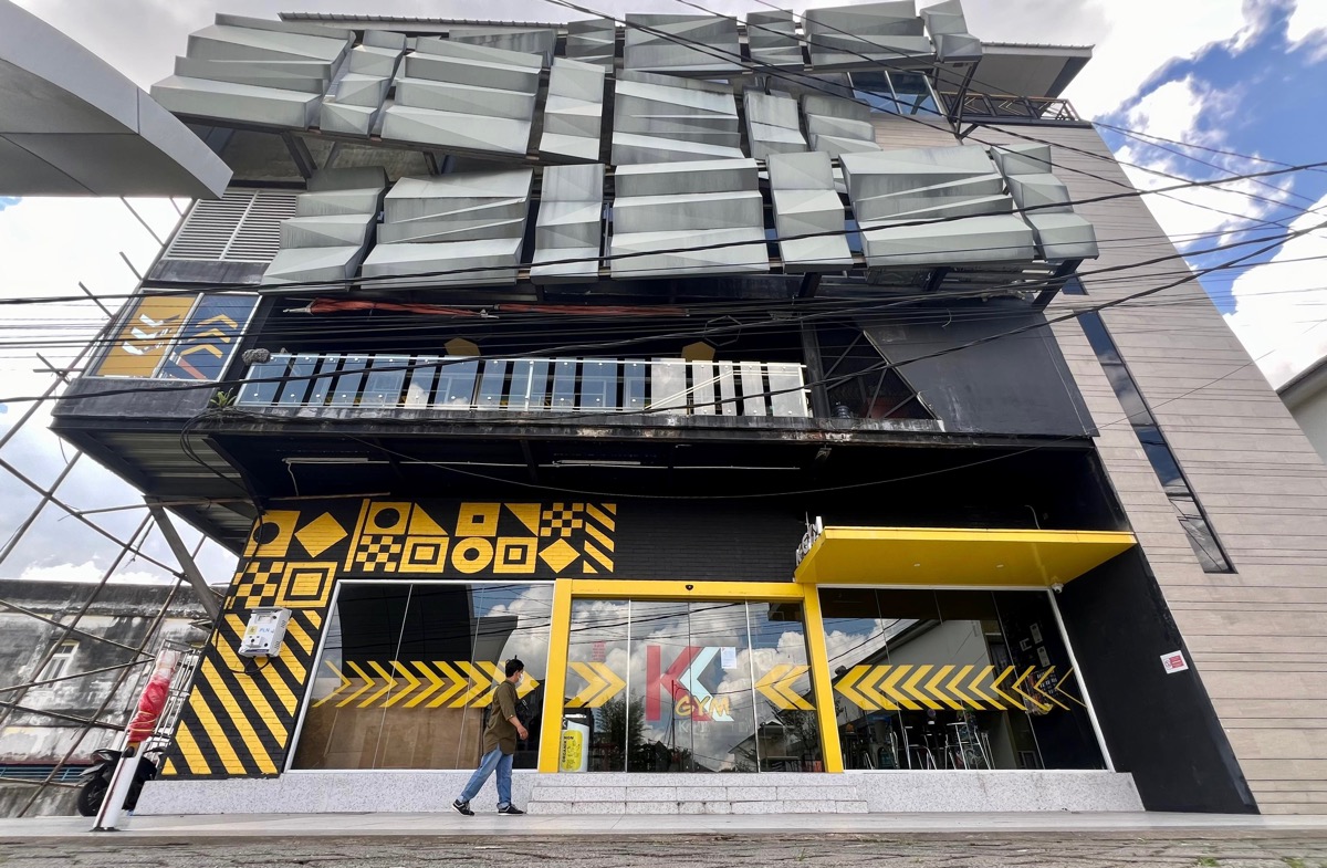 Suasana K-Gym usai jatuhnya pengunjung dari lantai 3.
