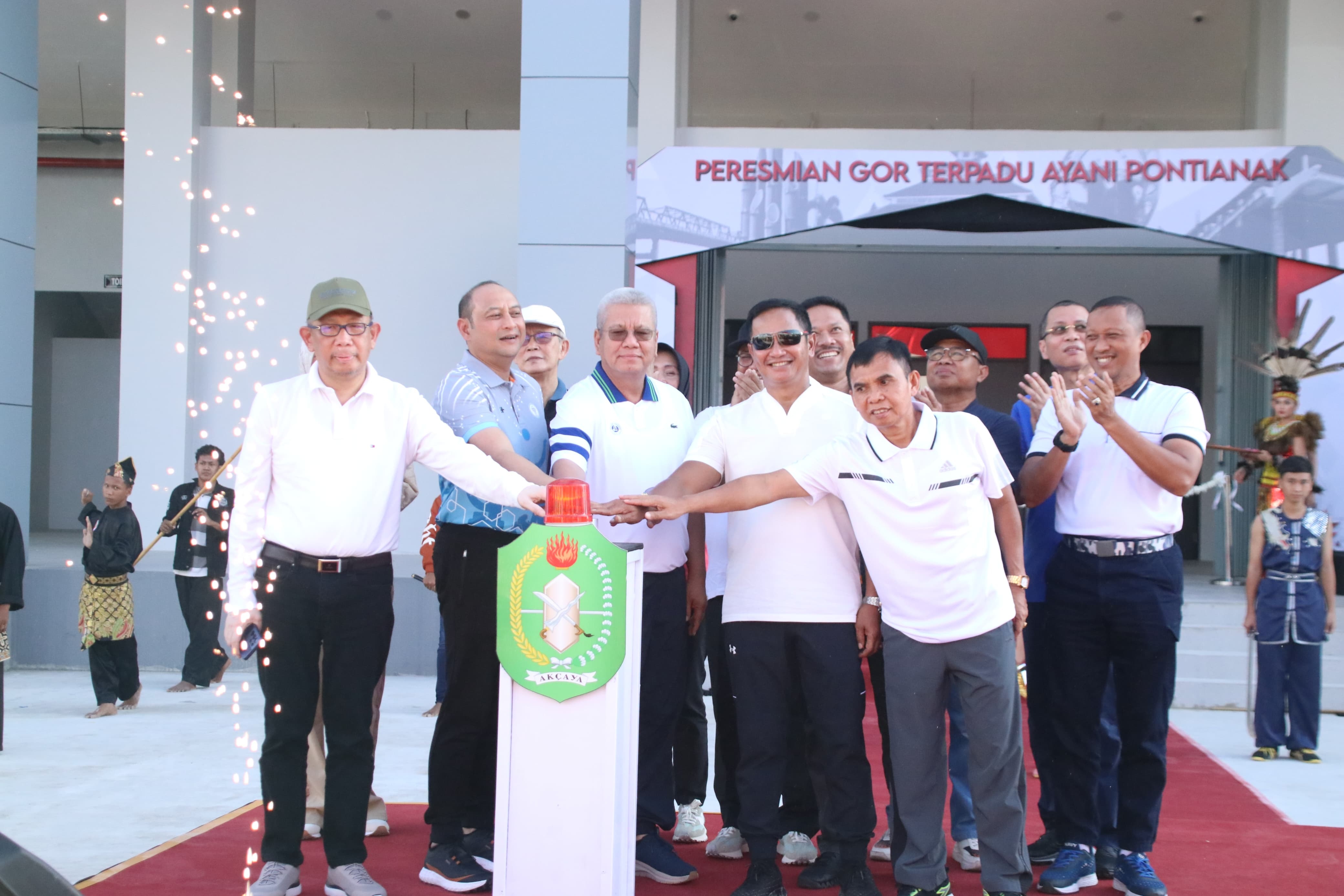 Pj Gubernur Harisson bersama jajaran Forkopimda Kalbar menekan sirine bersama-sama tanda diresmikannya GOR Terpadu Ayani, Minggu (16/6).