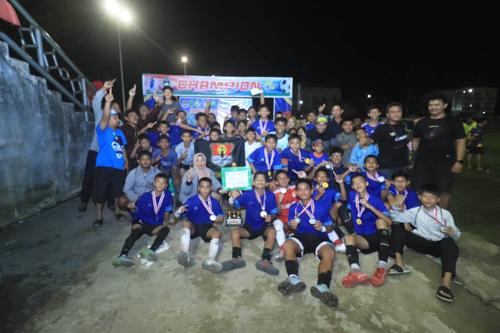 JUARA: Skuad SSB Damos berfoto bersama usai menjuarai Piala Sambas Open kategori U-14 tahun 2024 di Lapangan sepak bola Gabsis Kota Sambas.